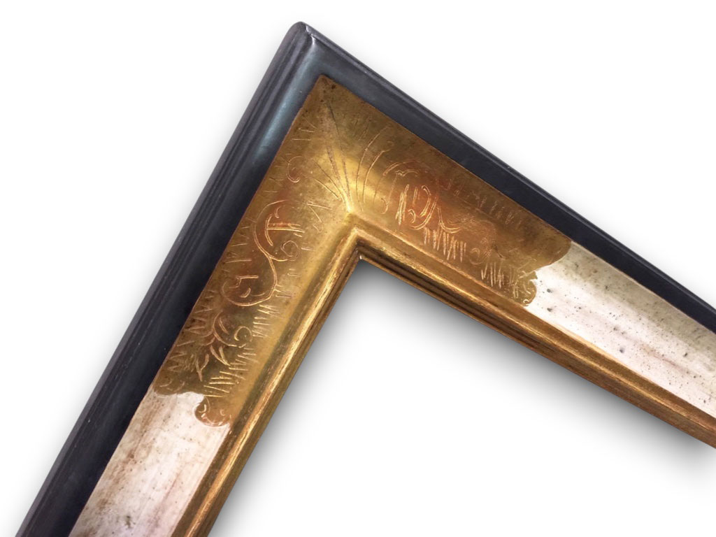 Angle gravé or vieux blanc exterieur noir